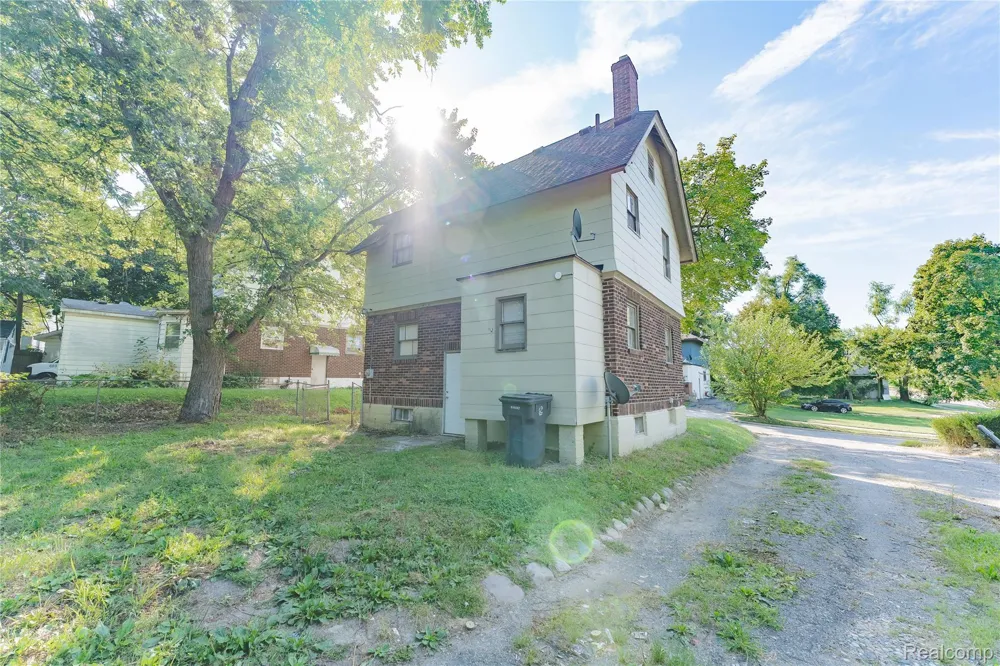 207 Oliver Street Pontiac City, MI 48342