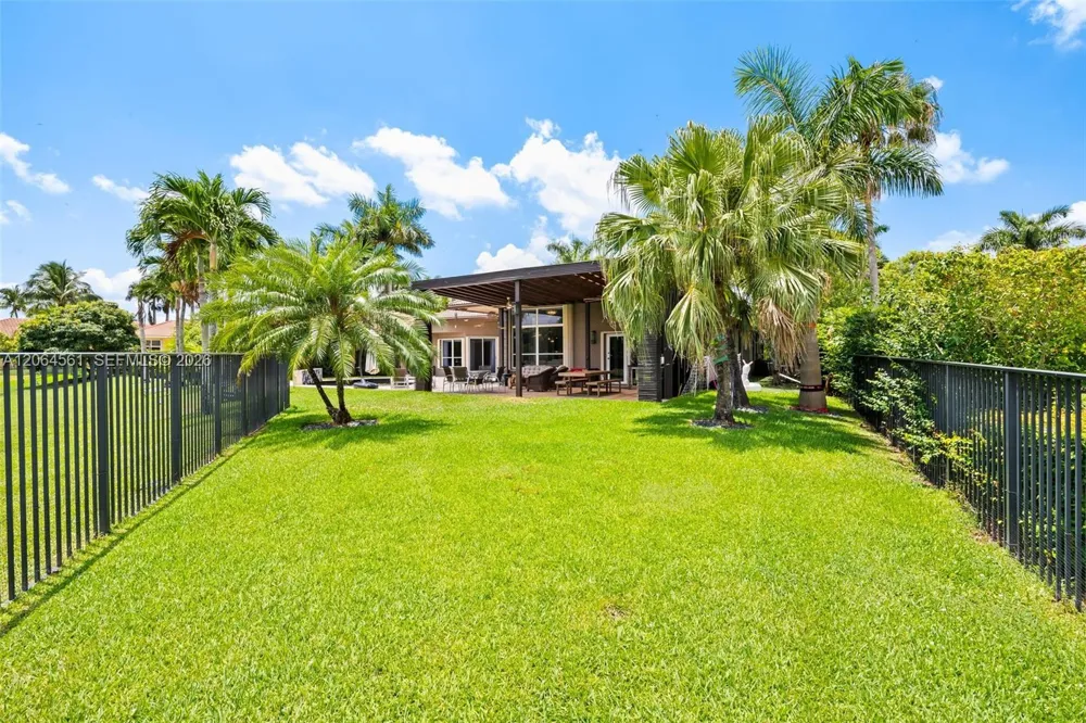 2498 Eagle Run Dr Weston, FL 33327