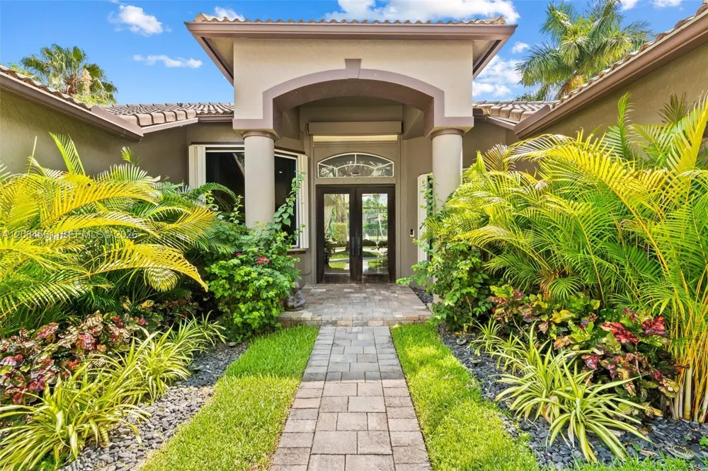 2498 Eagle Run Dr Weston, FL 33327