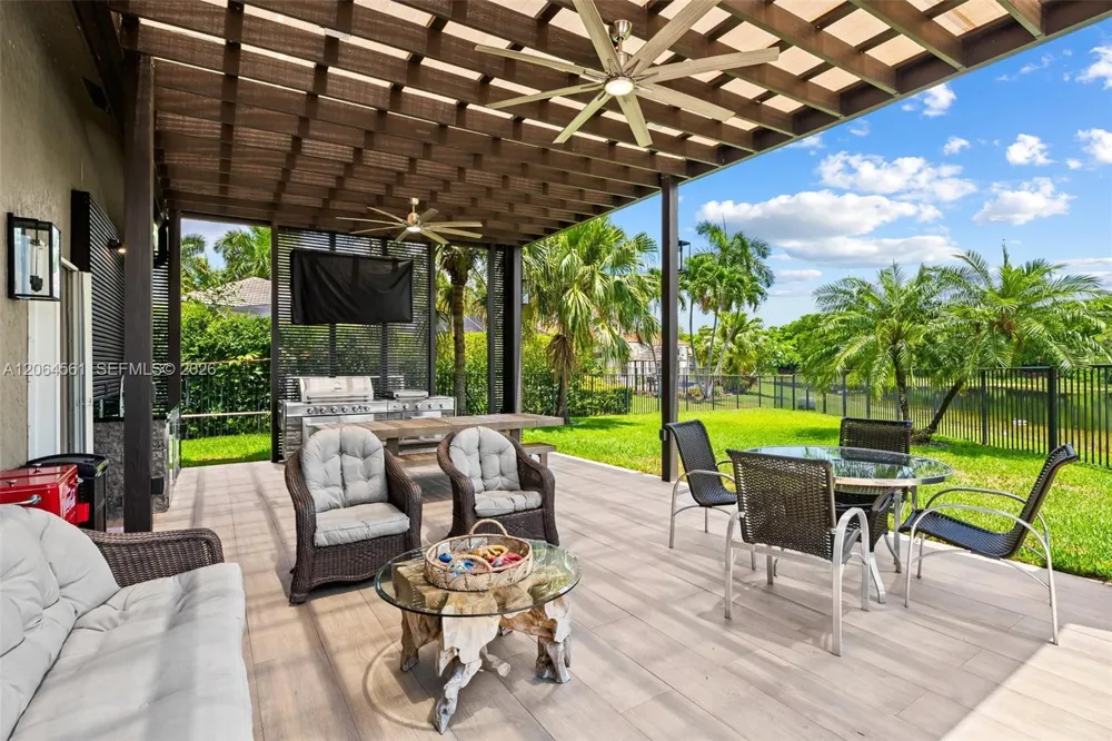 2498 Eagle Run Dr Weston, FL 33327