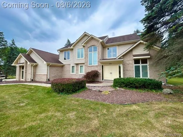 2123 McIntosh Drive Troy City, MI 48098