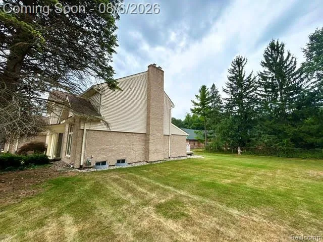 2123 McIntosh Drive Troy City, MI 48098