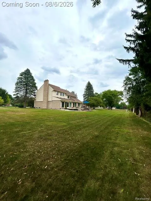 2123 McIntosh Drive Troy City, MI 48098