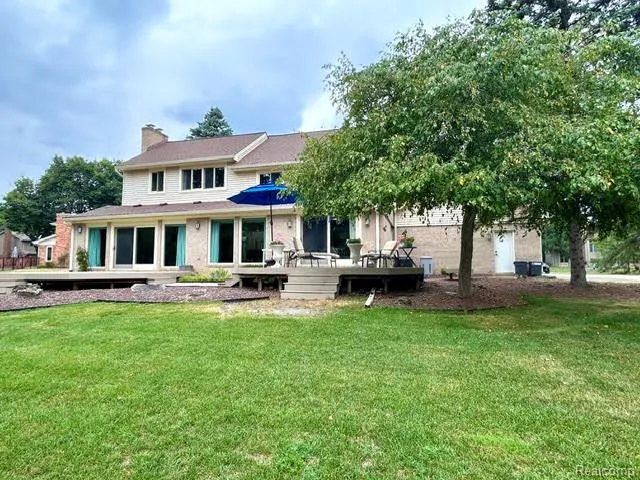 2123 McIntosh Drive Troy City, MI 48098