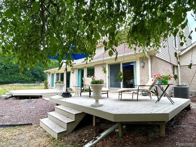 2123 McIntosh Drive Troy City, MI 48098