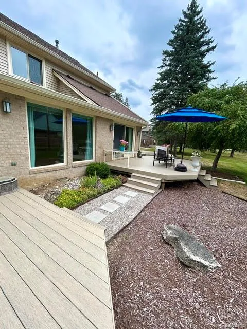 2123 McIntosh Drive Troy City, MI 48098