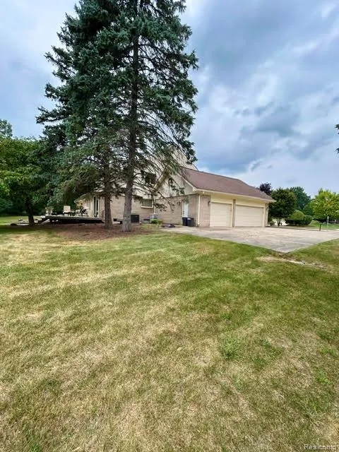 2123 McIntosh Drive Troy City, MI 48098