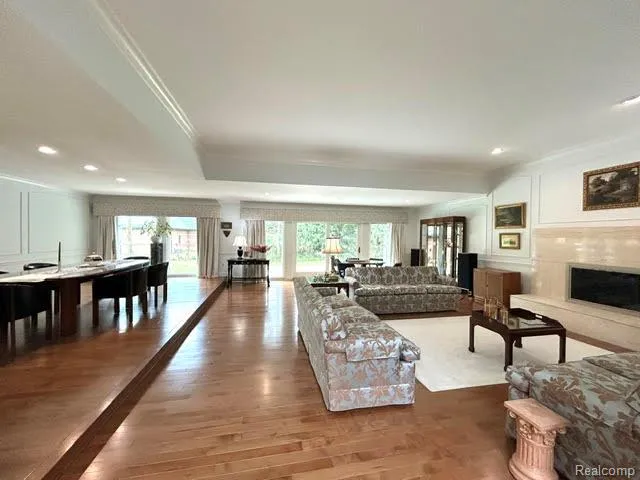 2123 McIntosh Drive Troy City, MI 48098