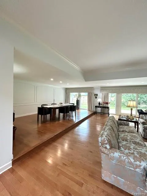 2123 McIntosh Drive Troy City, MI 48098