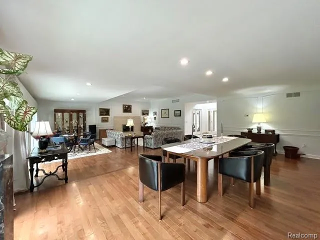 2123 McIntosh Drive Troy City, MI 48098