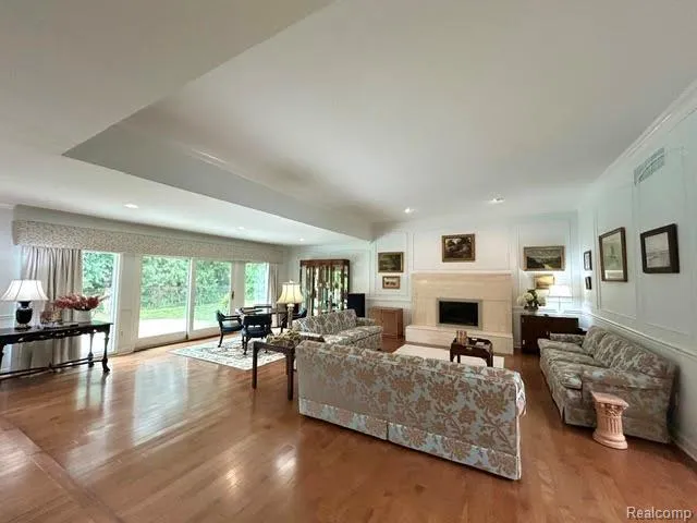2123 McIntosh Drive Troy City, MI 48098
