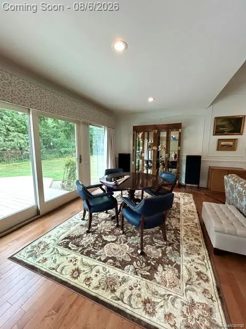 2123 McIntosh Drive Troy City, MI 48098