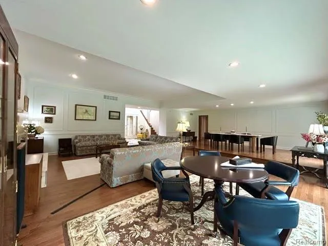 2123 McIntosh Drive Troy City, MI 48098