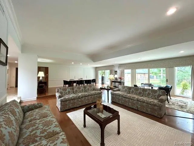 2123 McIntosh Drive Troy City, MI 48098