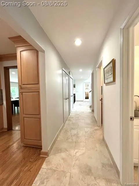 2123 McIntosh Drive Troy City, MI 48098