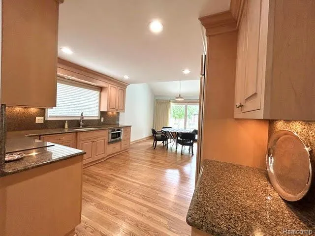 2123 McIntosh Drive Troy City, MI 48098