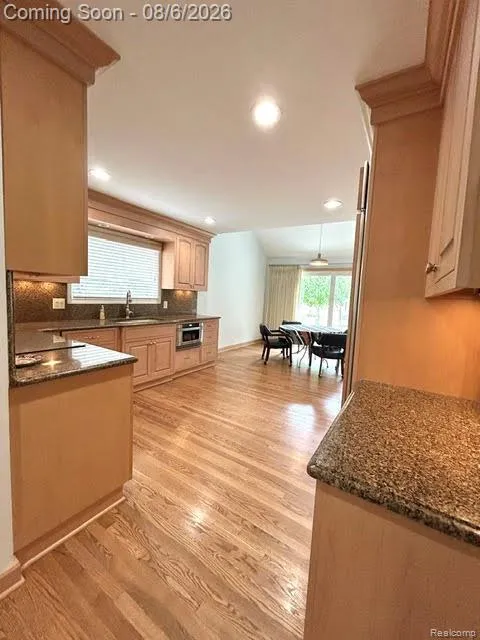 2123 McIntosh Drive Troy City, MI 48098