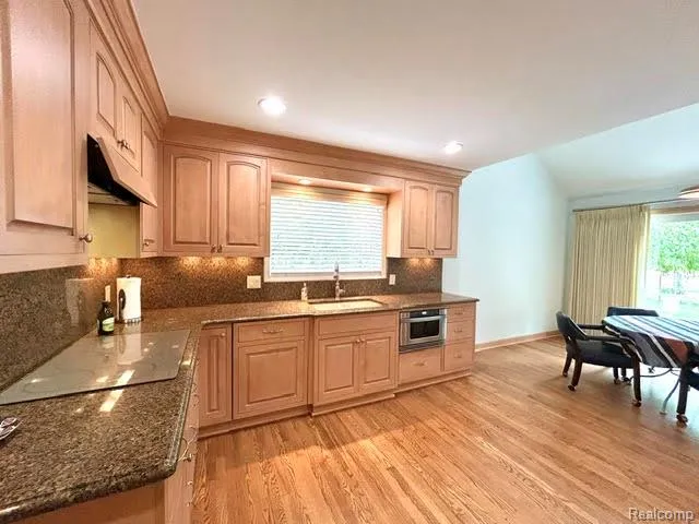 2123 McIntosh Drive Troy City, MI 48098