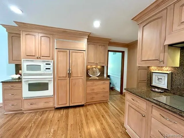 2123 McIntosh Drive Troy City, MI 48098