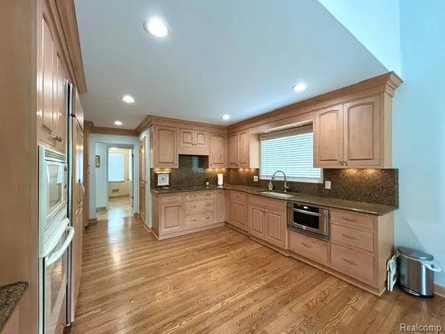 2123 McIntosh Drive Troy City, MI 48098