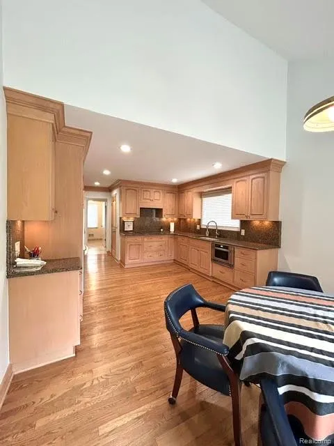 2123 McIntosh Drive Troy City, MI 48098