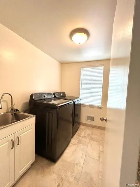 2123 McIntosh Drive Troy City, MI 48098