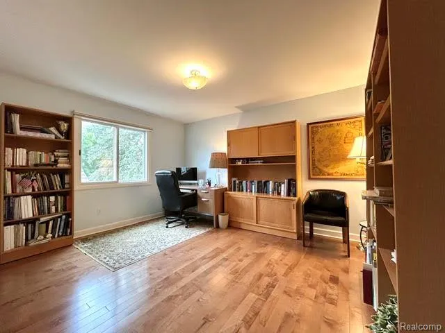 2123 McIntosh Drive Troy City, MI 48098