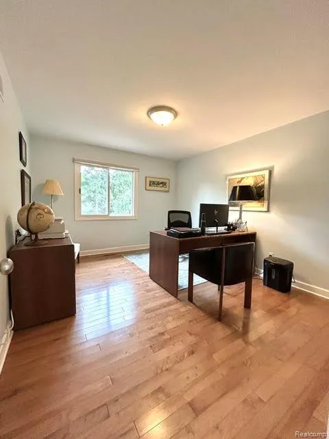 2123 McIntosh Drive Troy City, MI 48098