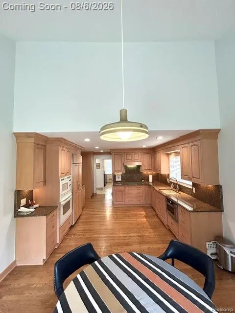 2123 McIntosh Drive Troy City, MI 48098