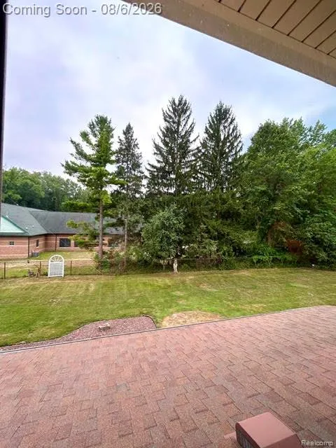 2123 McIntosh Drive Troy City, MI 48098