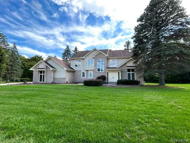 2123 McIntosh Drive Troy City, MI 48098