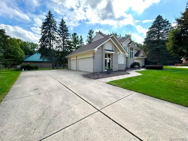 2123 McIntosh Drive Troy City, MI 48098