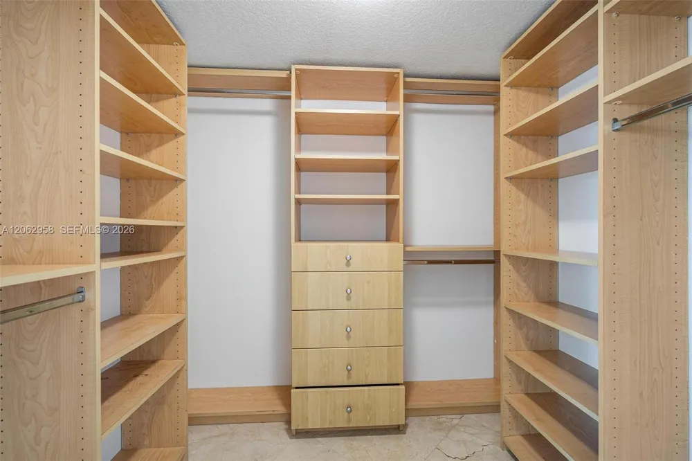 1800 Bayshore Dr #2410 Miami, FL 33132