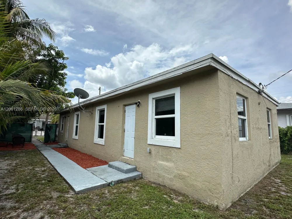 728 SW 6th St #2 Dania Beach, FL 33004