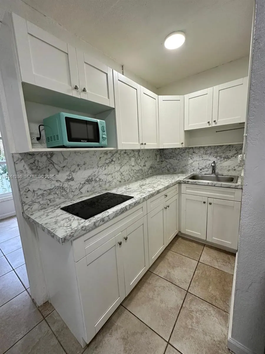 728 SW 6th St #2 Dania Beach, FL 33004