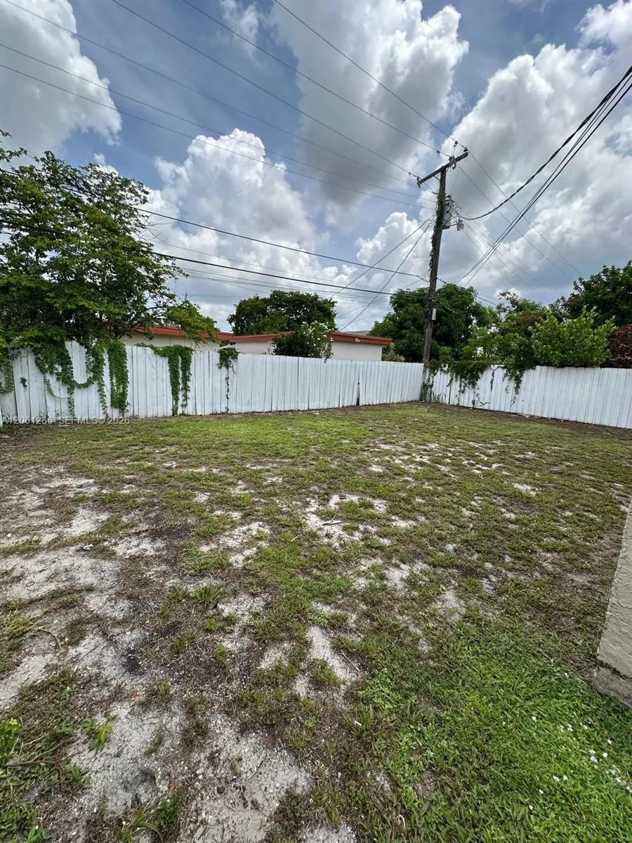 728 SW 6th St #2 Dania Beach, FL 33004