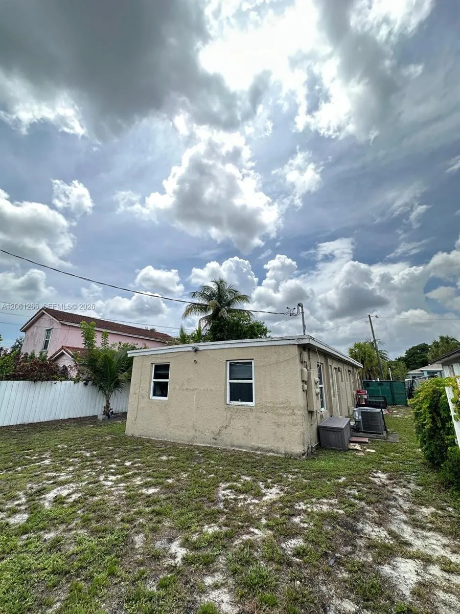 728 SW 6th St #2 Dania Beach, FL 33004