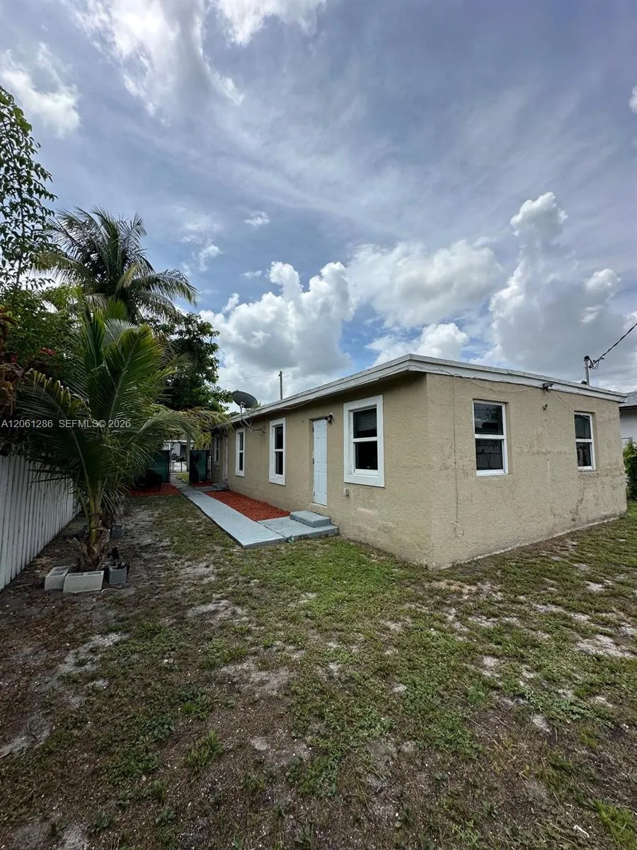 728 SW 6th St #2 Dania Beach, FL 33004