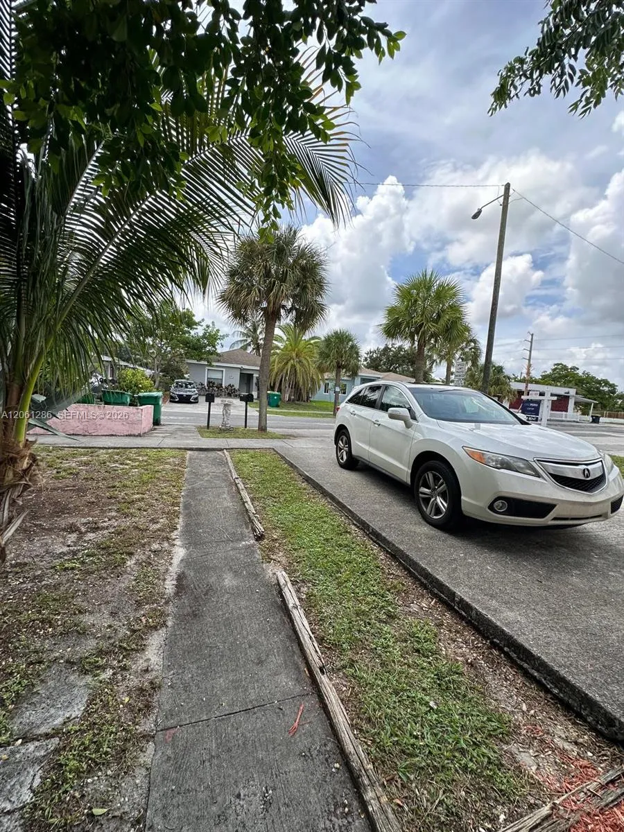 728 SW 6th St #2 Dania Beach, FL 33004