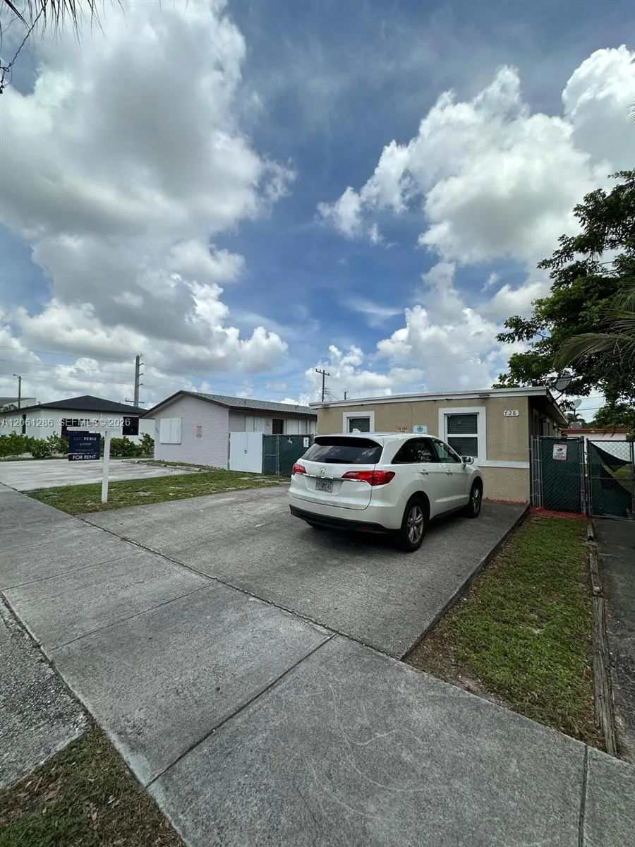 728 SW 6th St #2 Dania Beach, FL 33004