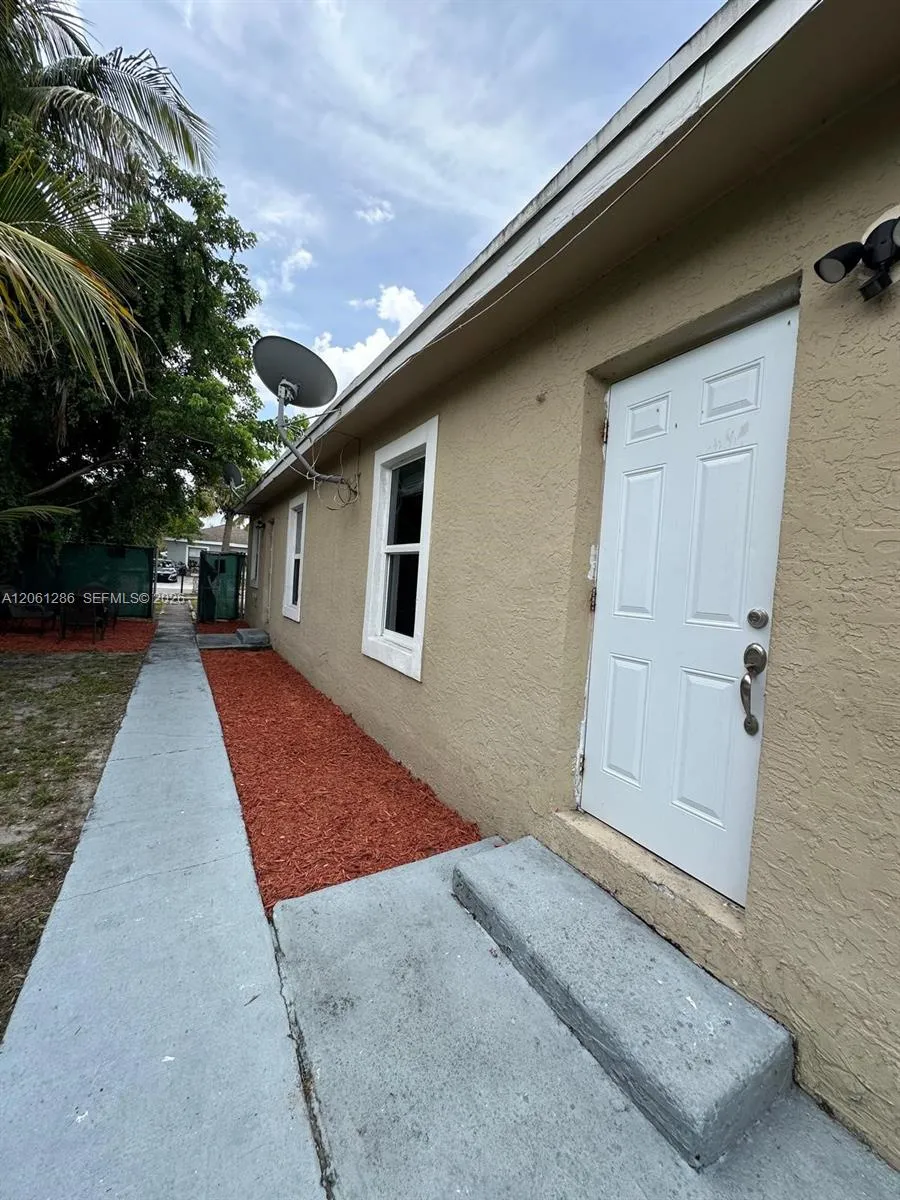 728 SW 6th St #2 Dania Beach, FL 33004