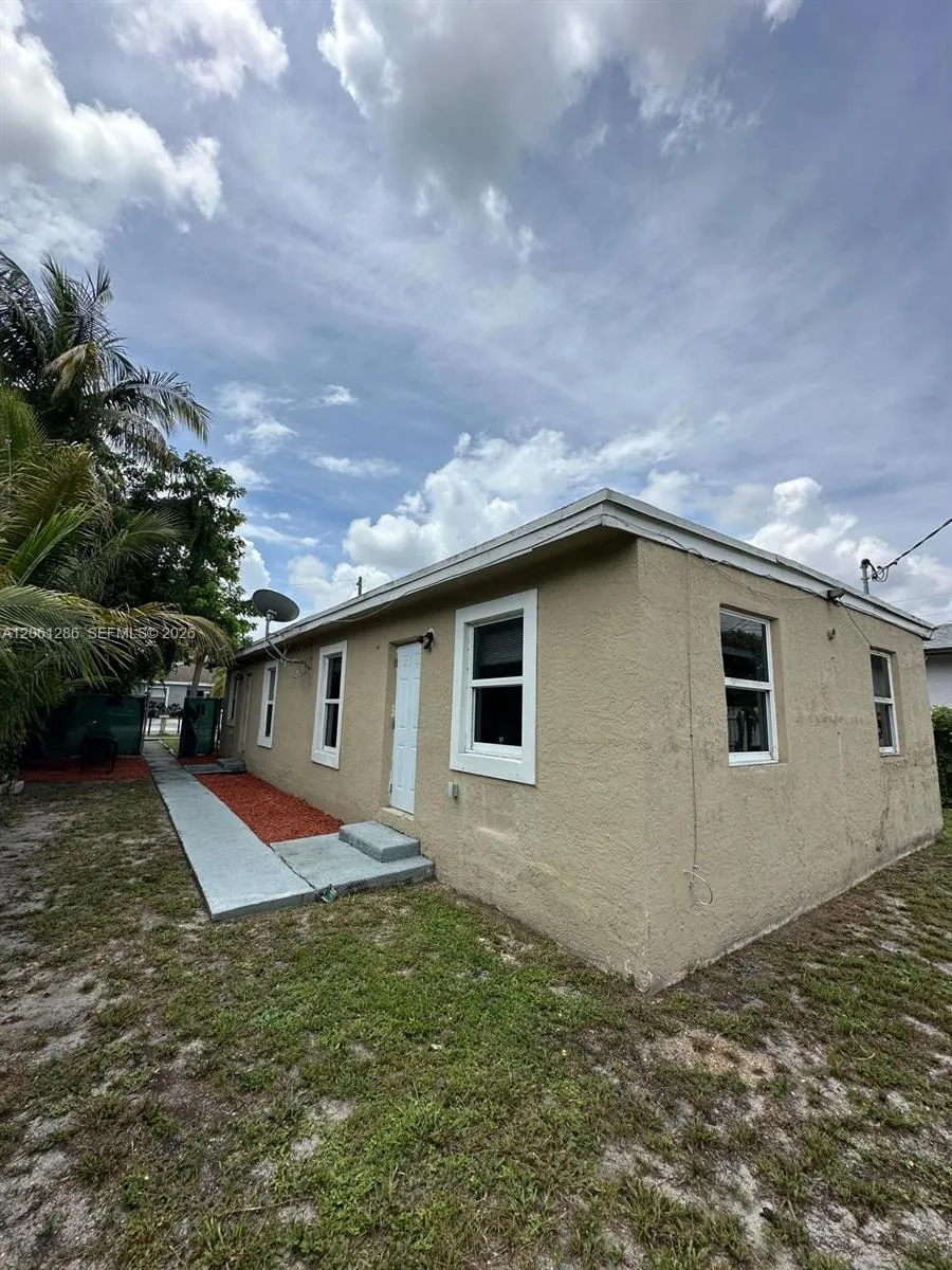 728 SW 6th St #2 Dania Beach, FL 33004
