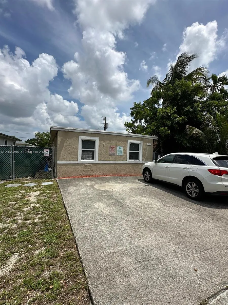 728 SW 6th St #2 Dania Beach, FL 33004