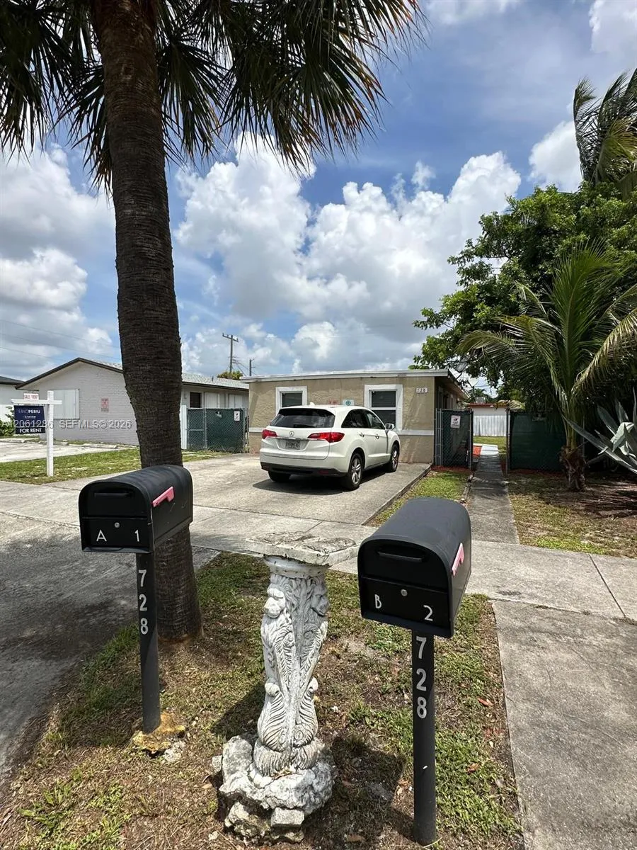 728 SW 6th St #2 Dania Beach, FL 33004