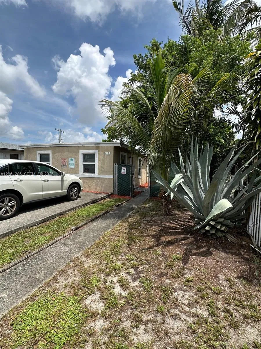 728 SW 6th St #2 Dania Beach, FL 33004