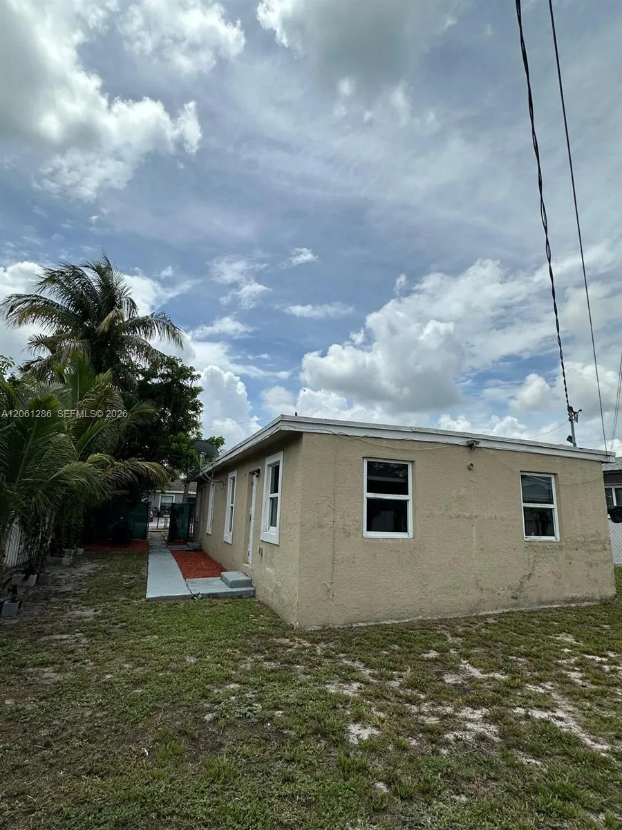 728 SW 6th St #2 Dania Beach, FL 33004