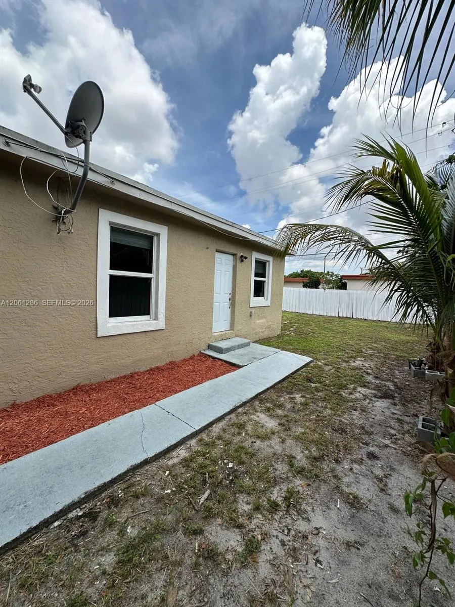 728 SW 6th St #2 Dania Beach, FL 33004