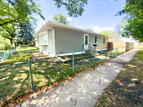 243 Winifred Street E