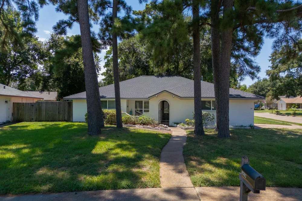 8702 Landwood Drive Houston, TX 77040