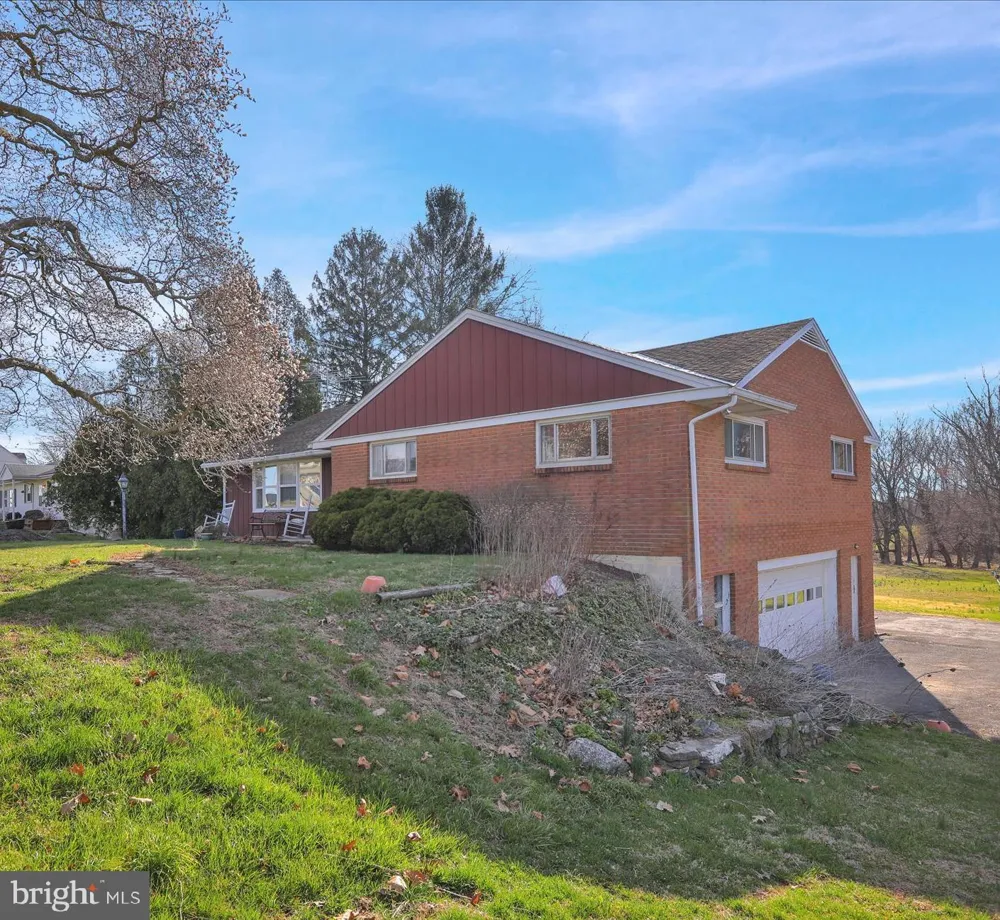 2460 HONEYSUCKLE LANE Lancaster, PA 17603